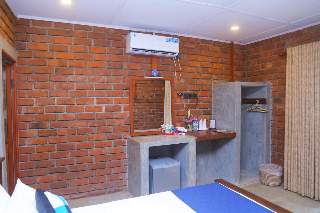 Click Hiriketiya Hotel Dikwella Kültér fotó