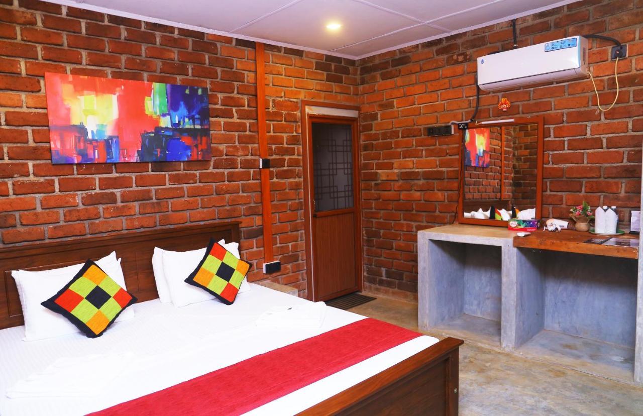 Click Hiriketiya Hotel Dikwella Kültér fotó