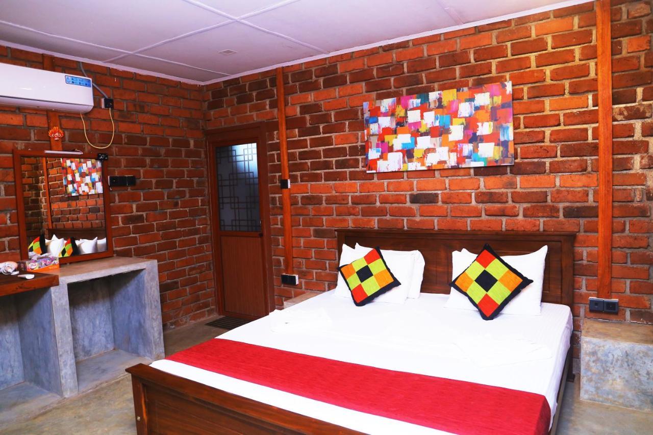 Click Hiriketiya Hotel Dikwella Kültér fotó